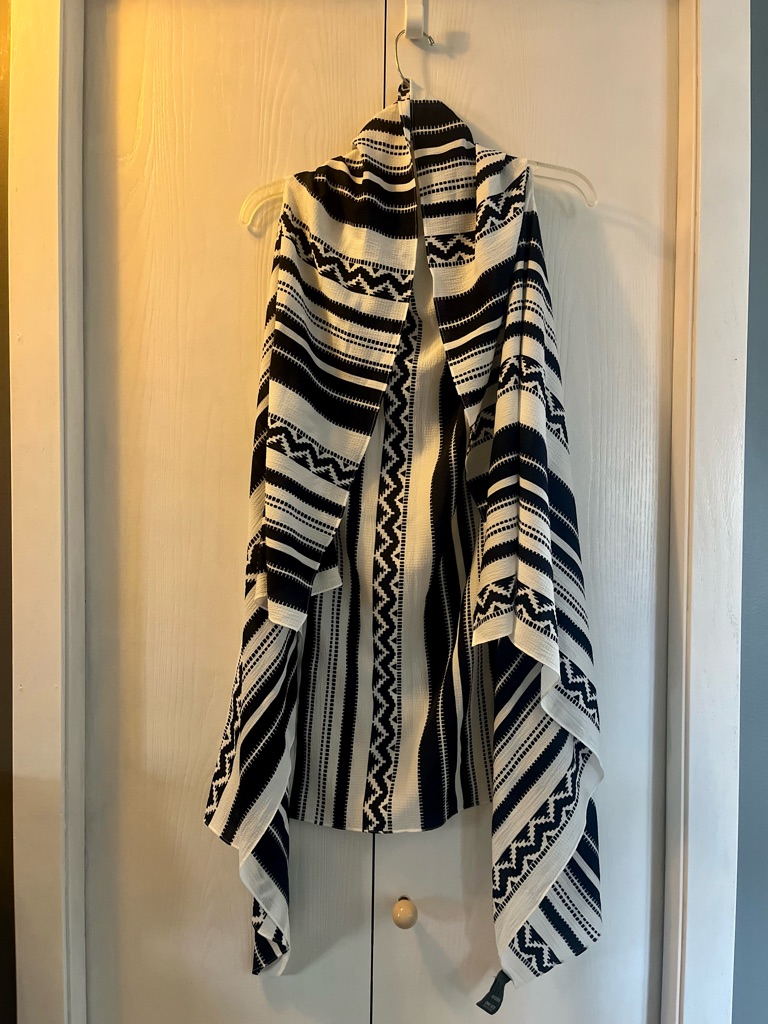 Massini White & Navy Open Cardigan Wrap With Geometric Print